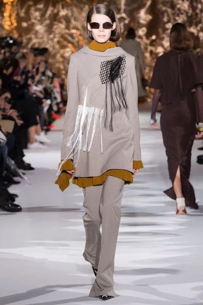 Look 16